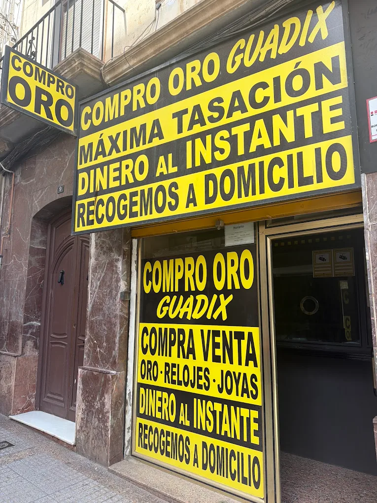 Fachada de Oro de Ley en la calle Joaquín Tena Sicilia, Guadix
